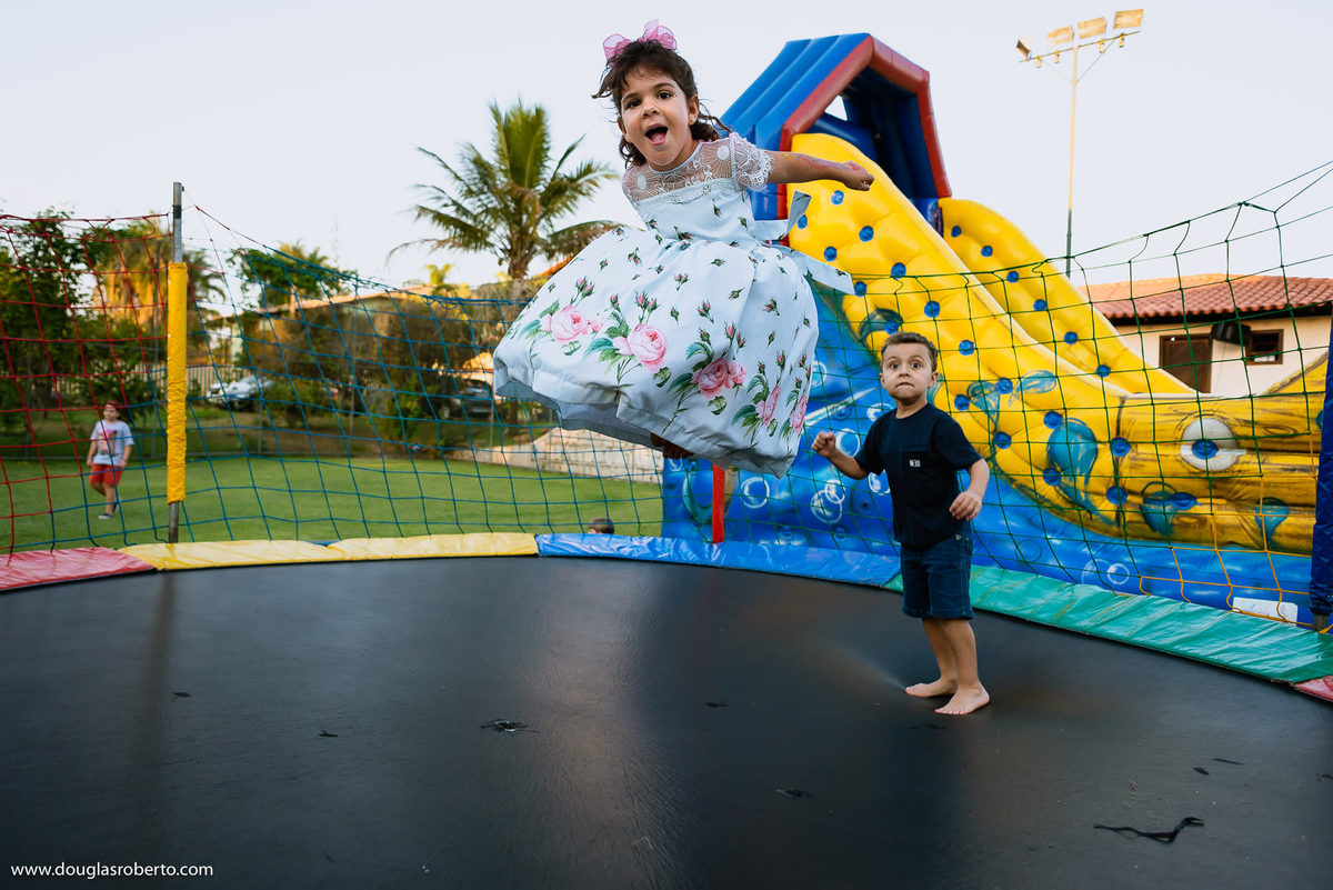 brincando no pula pula