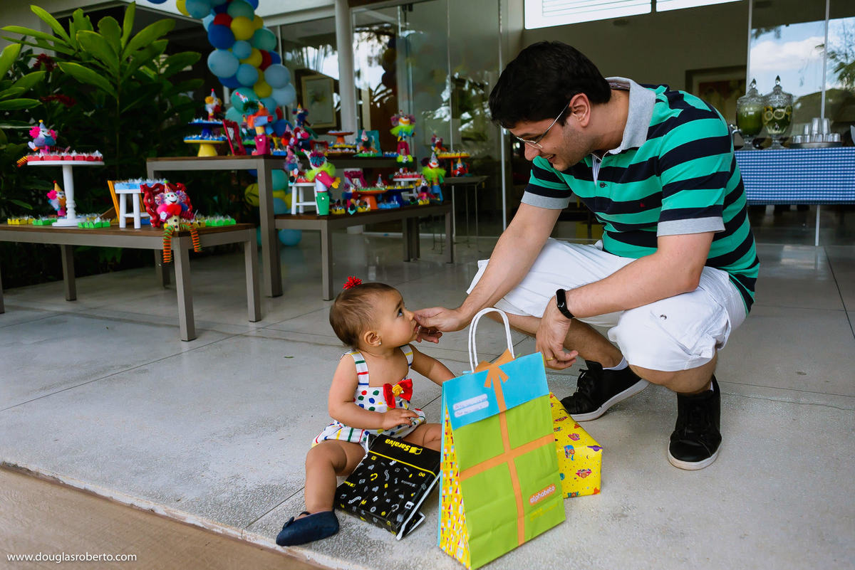 tio brincando com a sobrinha