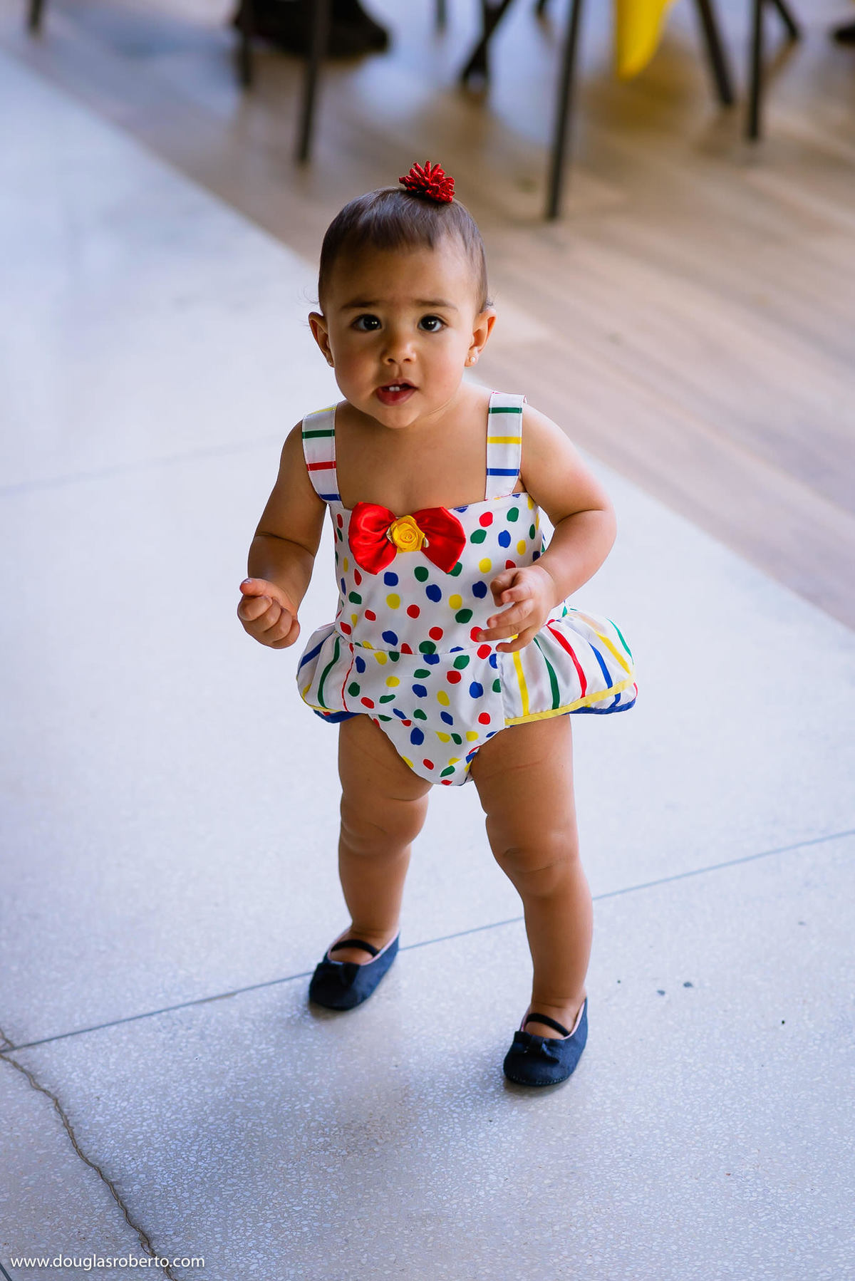 bebe ficando em pé