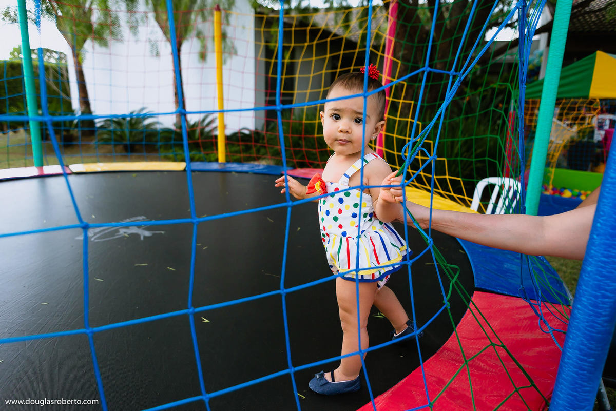 menina brincando no pula pula