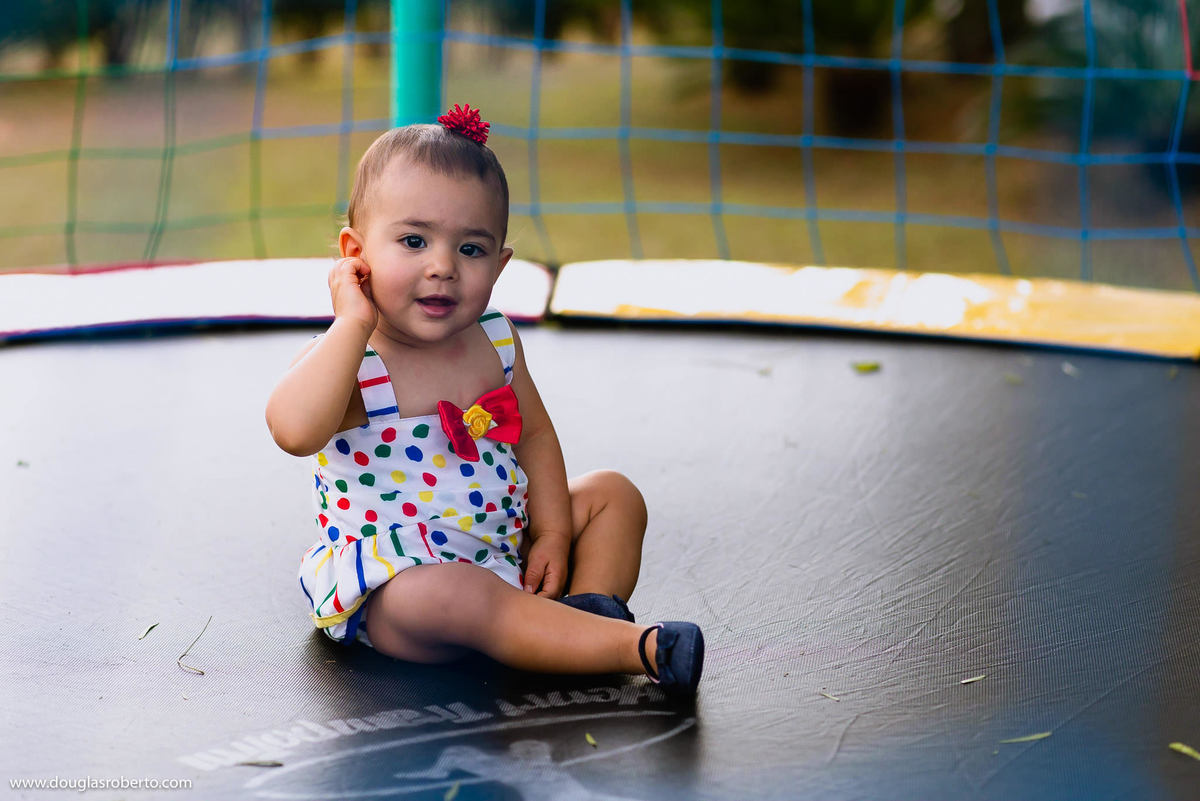 menina brincando no pula pula