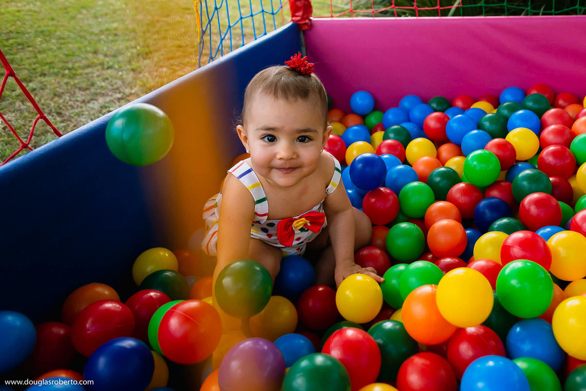 brincando na piscina de bolinhas