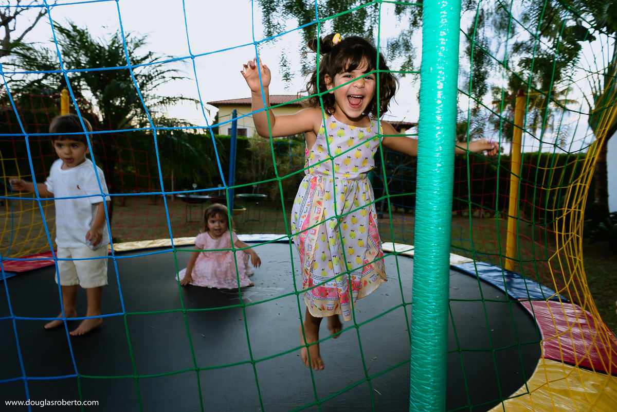 brincando no pula pula