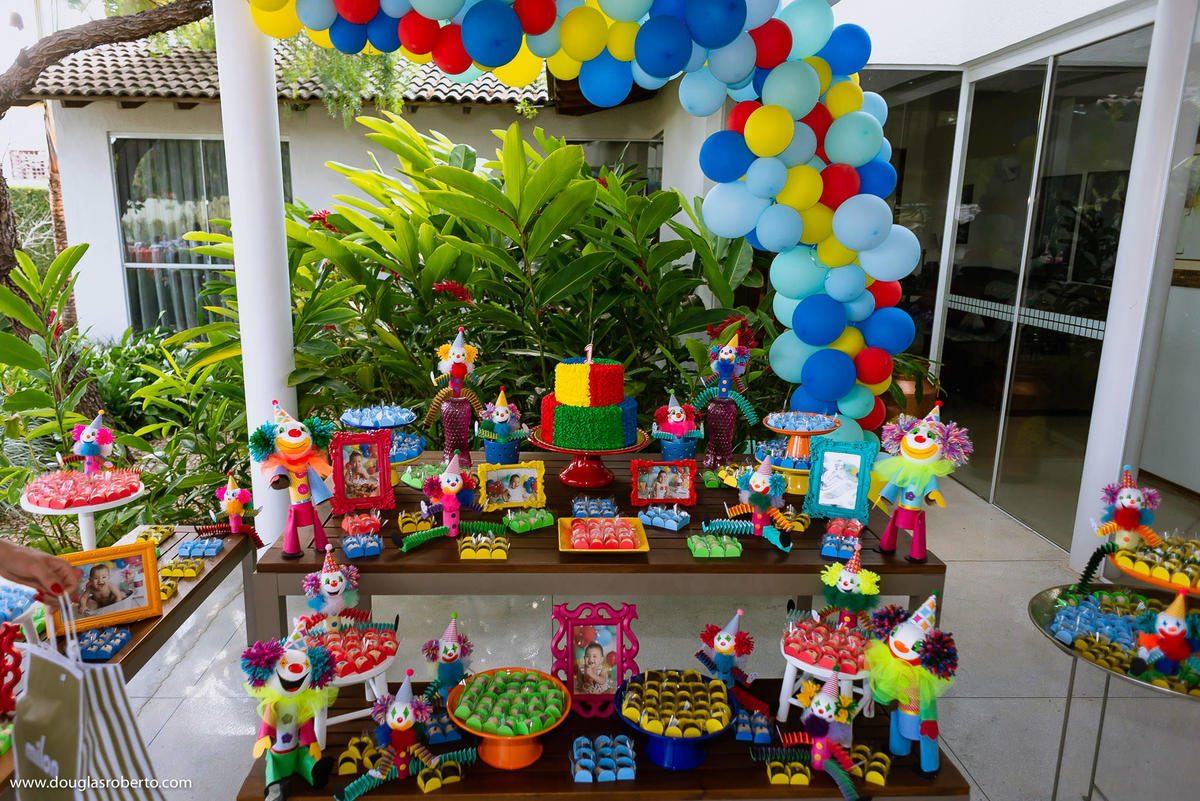 mesa de bolo de festa infantil