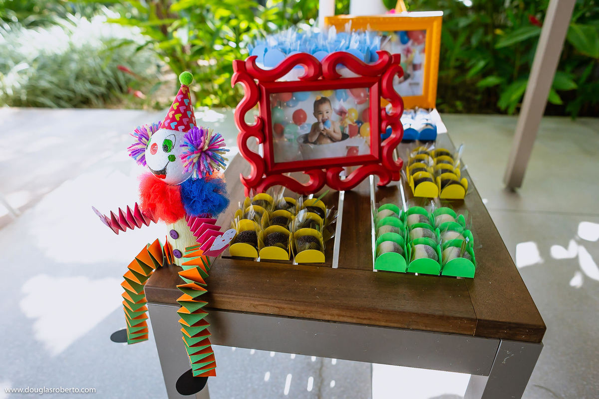mesa de bolo de festa infantil