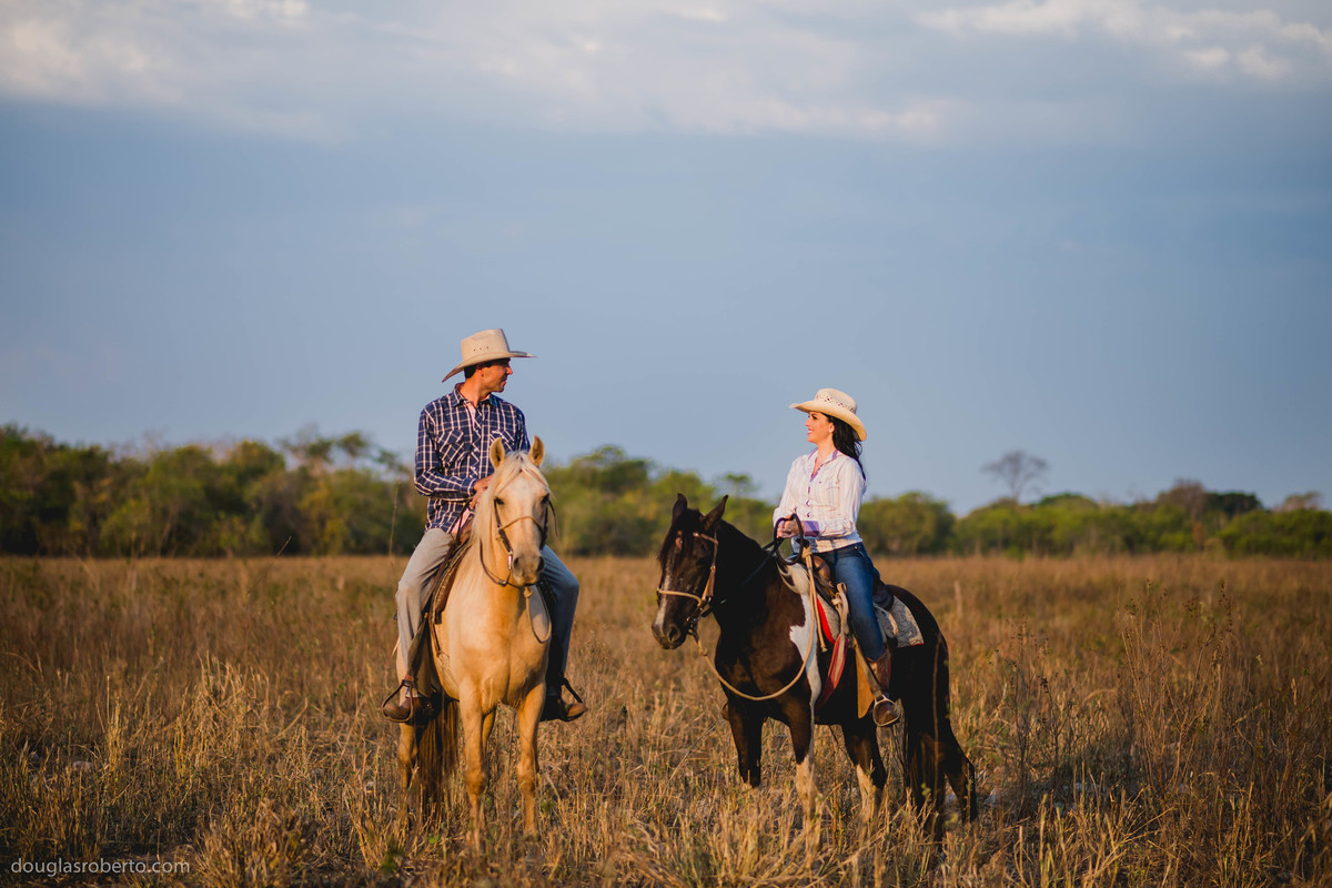 casal apaixonado no cavalo