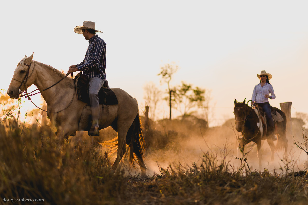 casal apaixonado no cavalo