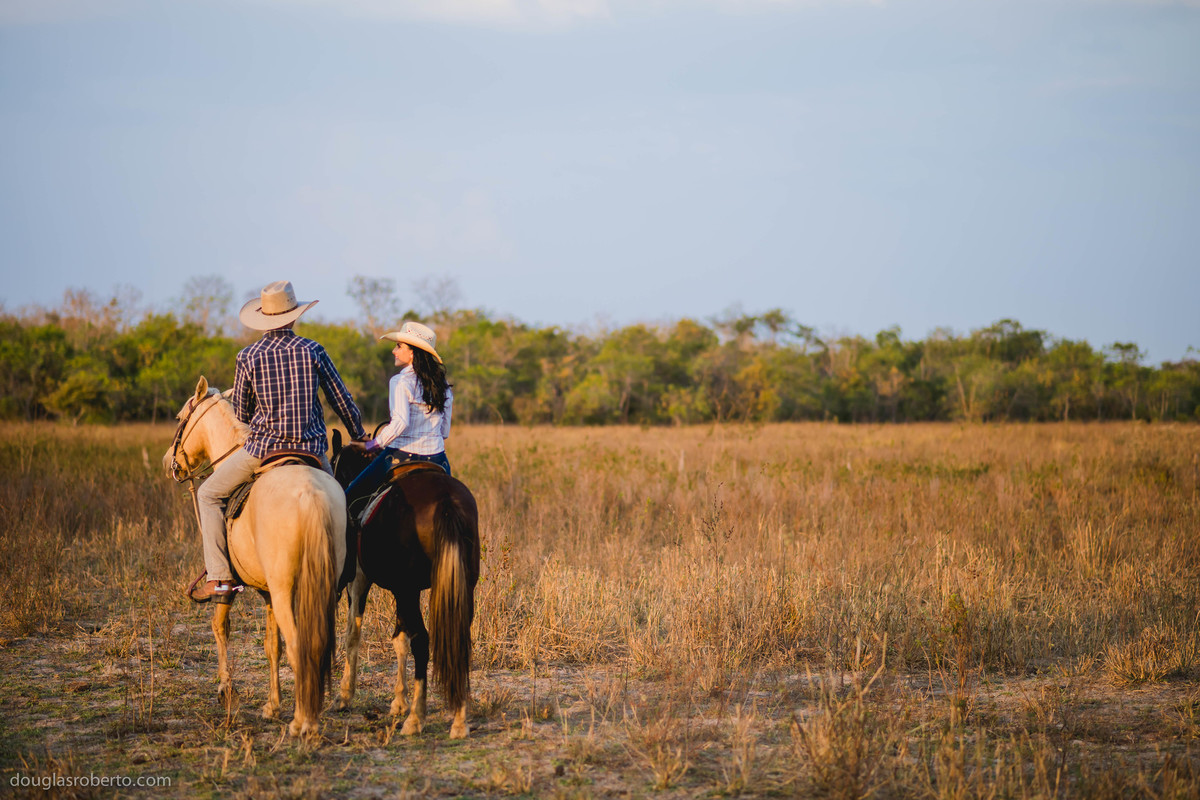 noivos apaixonados no cavalo