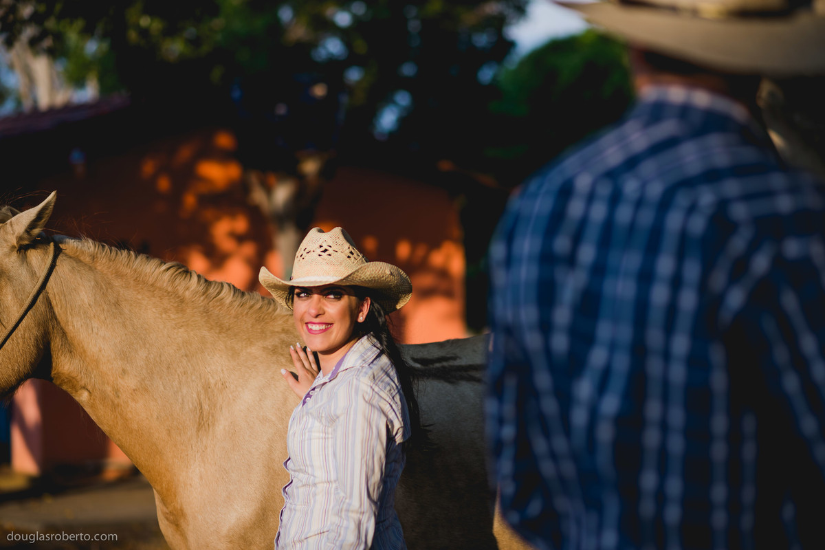 noiva sorrindo para o noivo