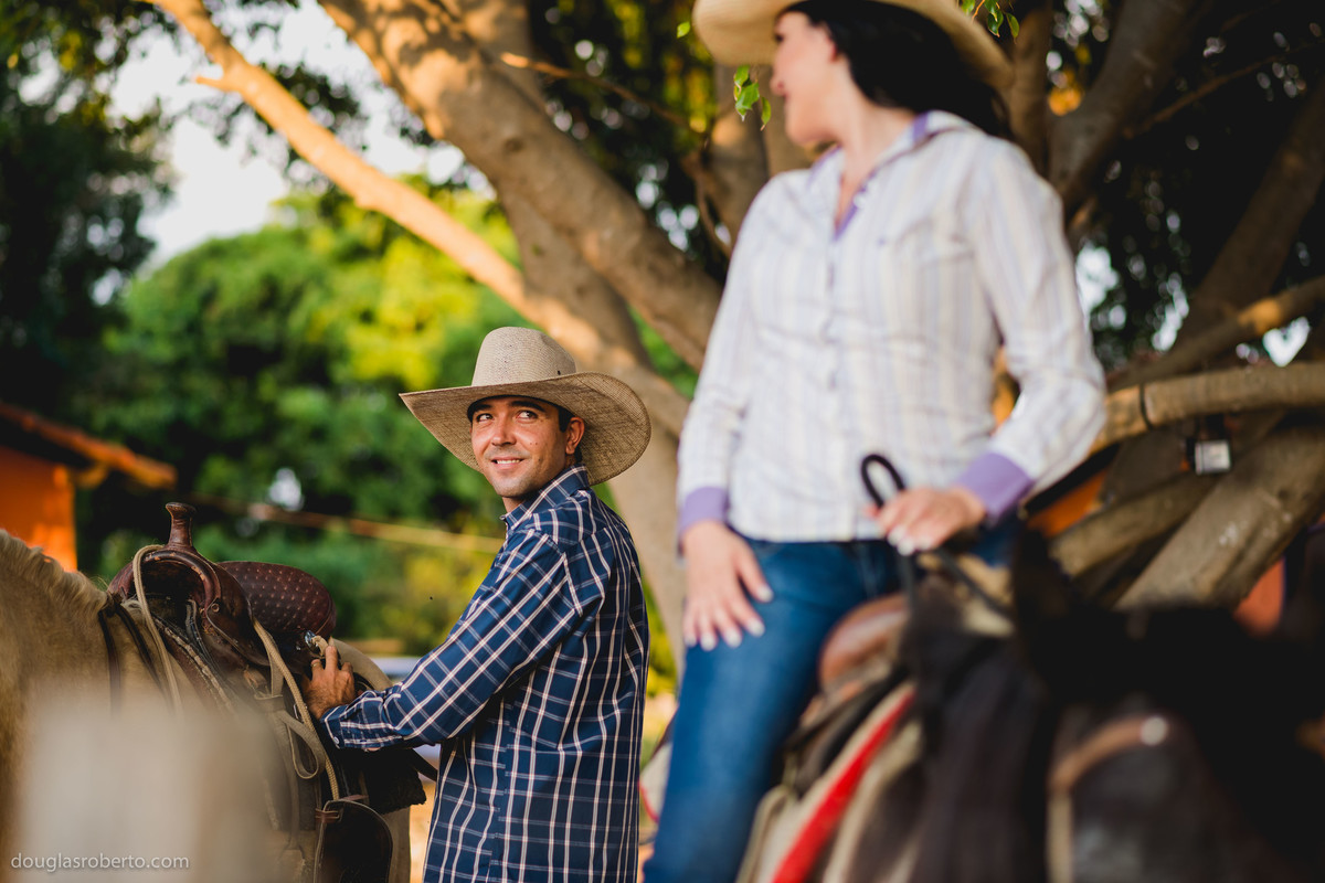 noivo olhando para noiva