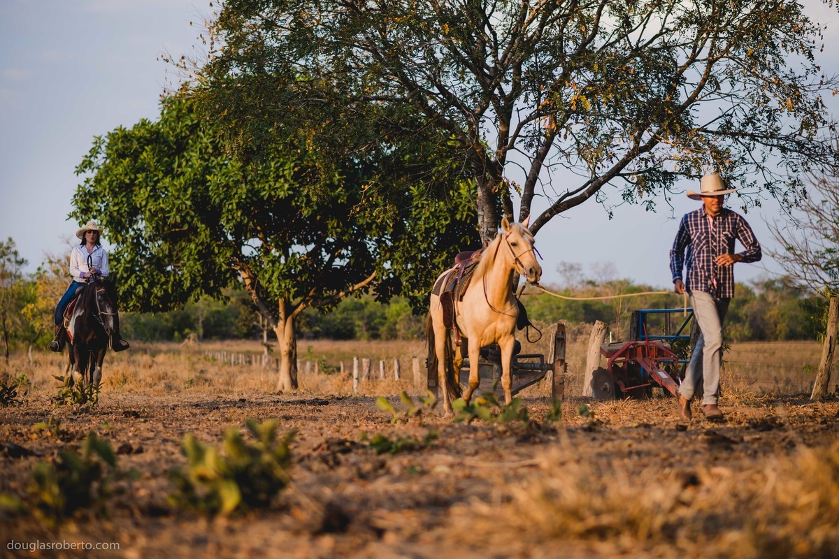 Ensaio pré wedding no campo