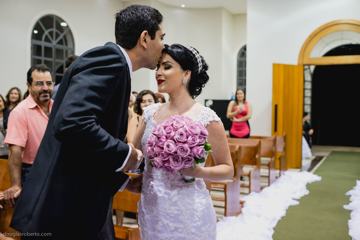 noivo beijando a noiva