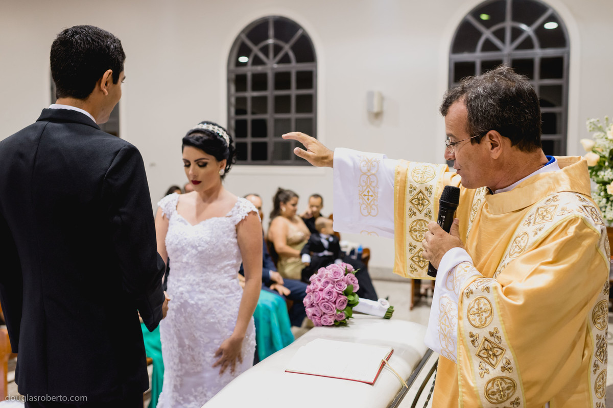 benção do padre aos noivos