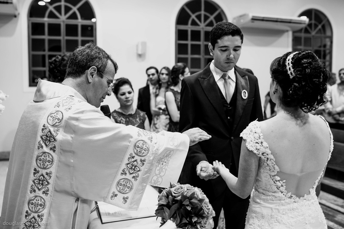 benção do padre aos noivos