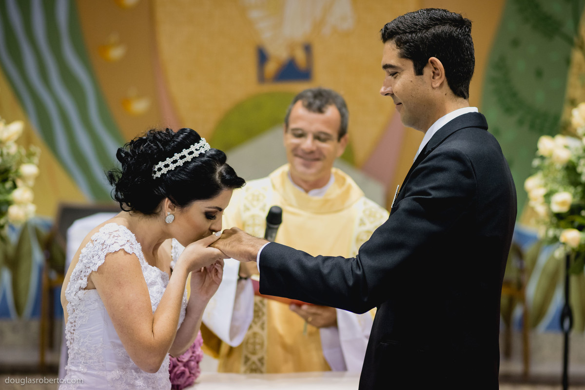 noiva beijando o anel do noivo