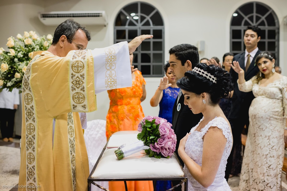benção do padre aos noivos