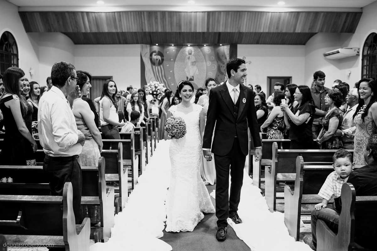 saída dos noivos da igreja