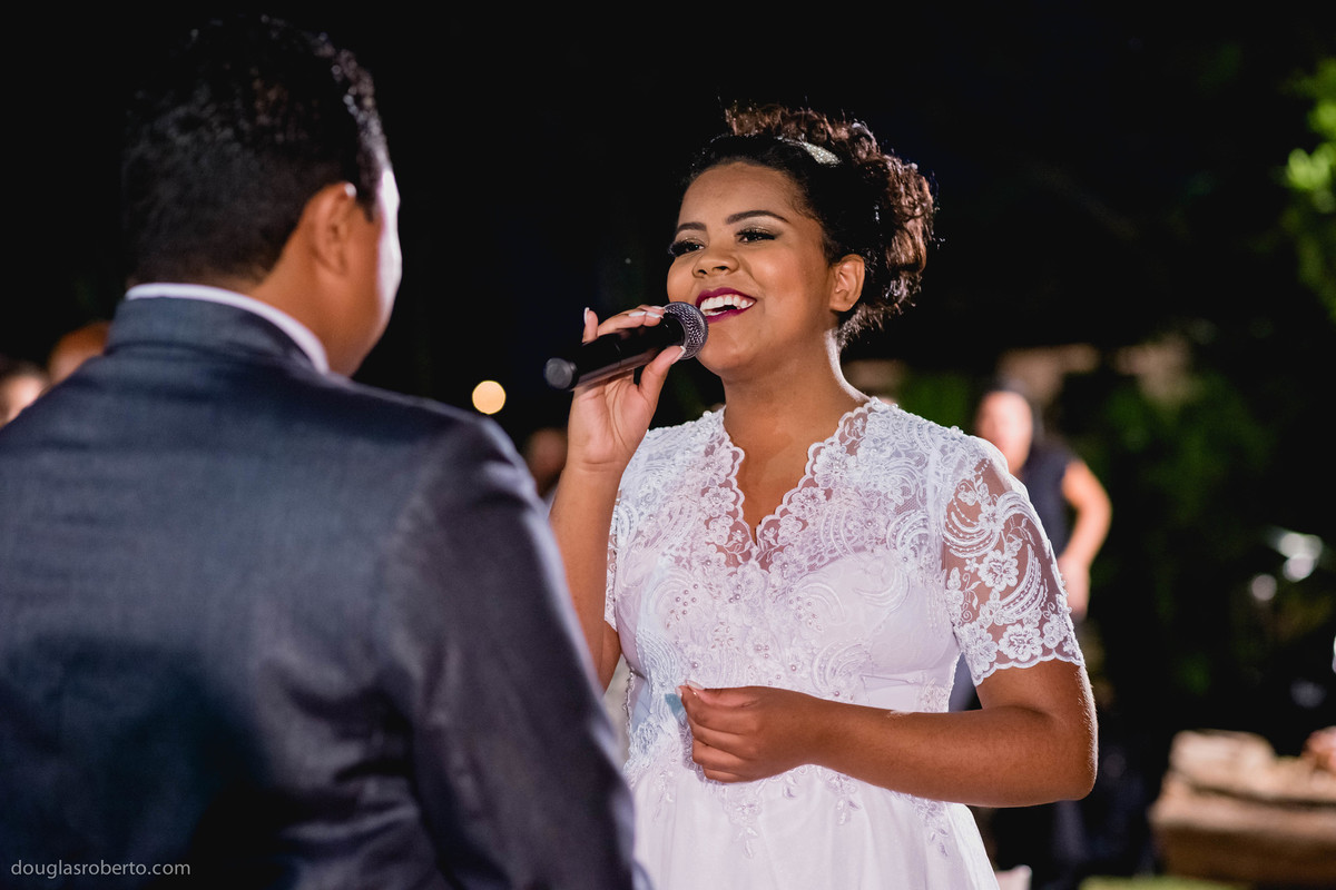 noiva cantora, cantando