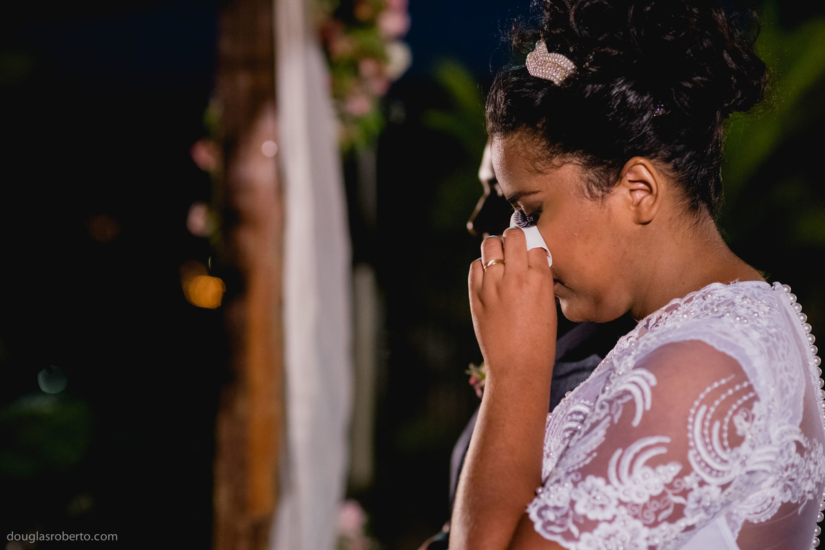 noiva se emocionando no casamento