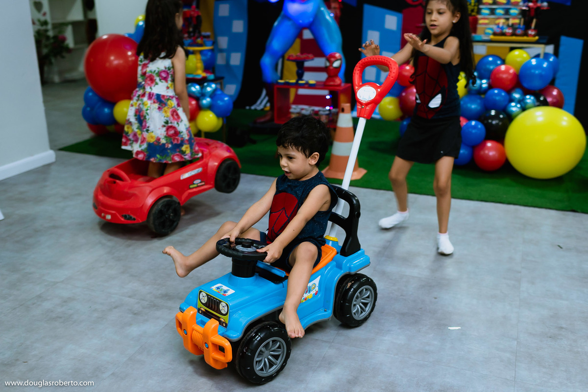 Irmã empurrando irmão