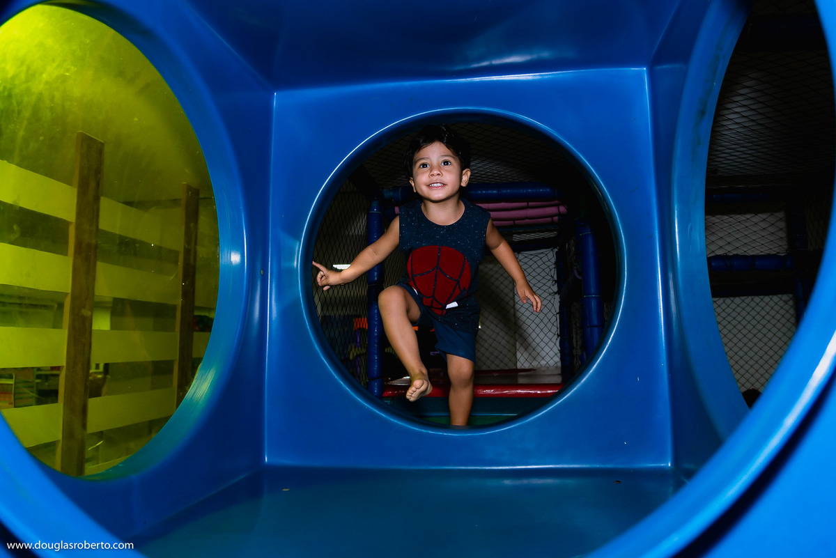 Criança brincando no percurso