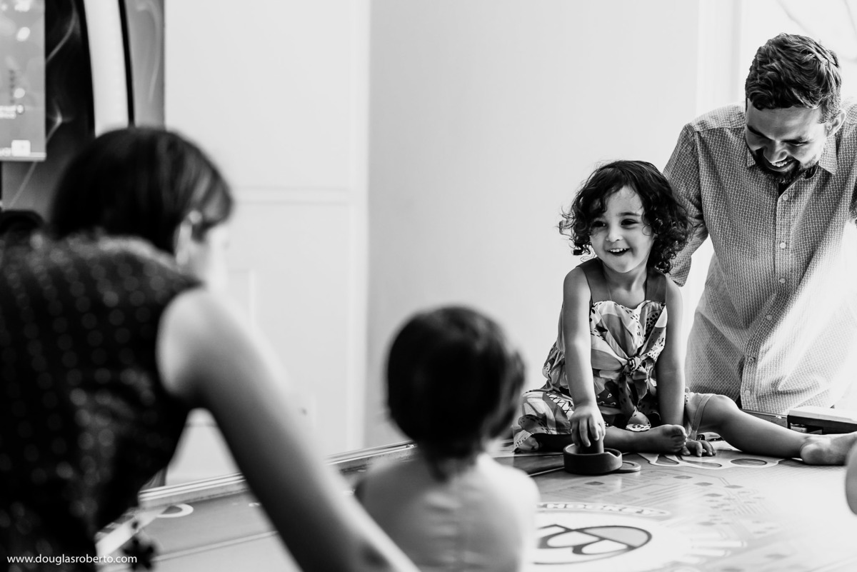 criança em cima do brinquedo