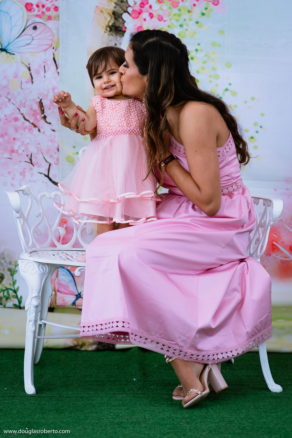 mãe e filha brincando