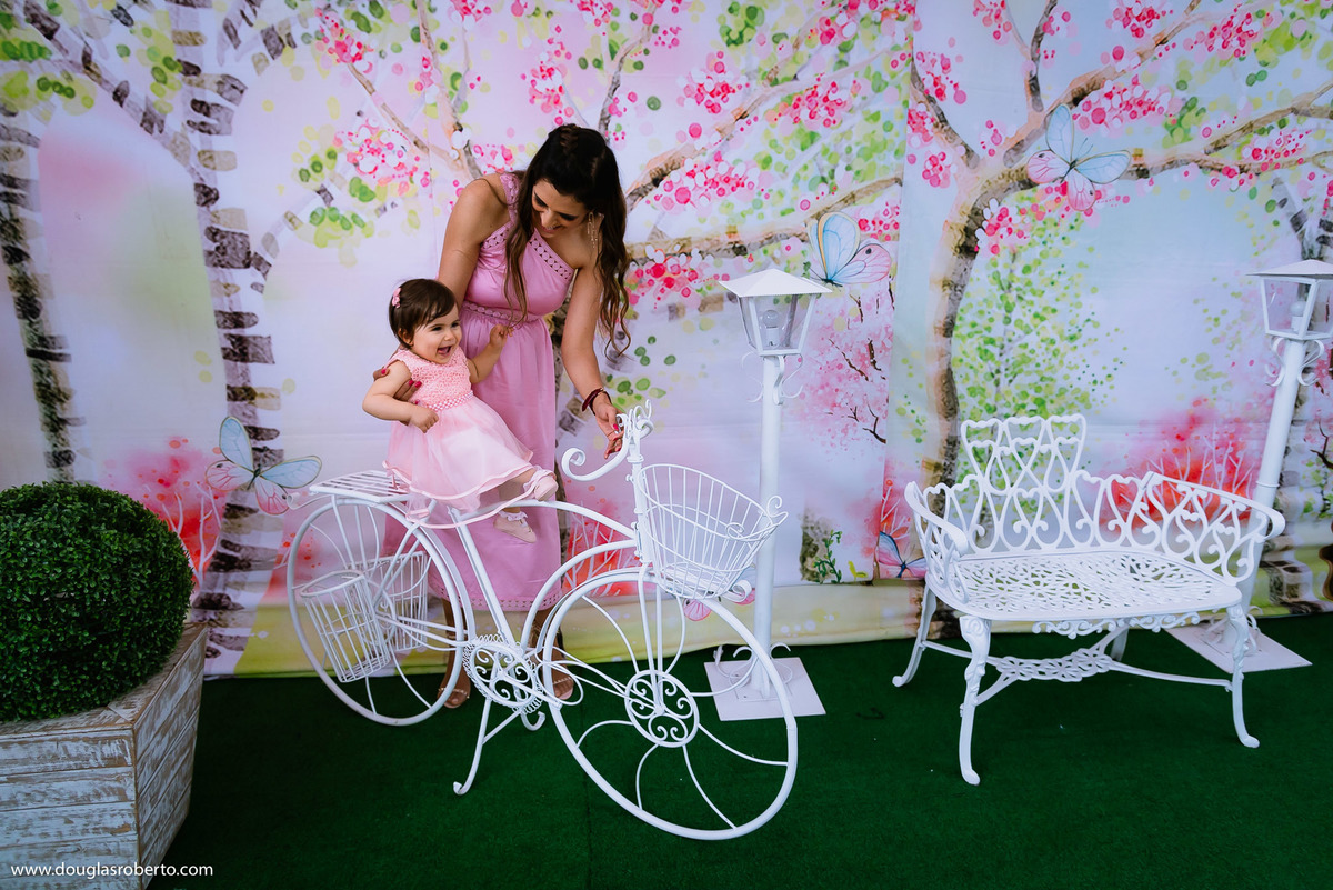 mãe e filha brincando