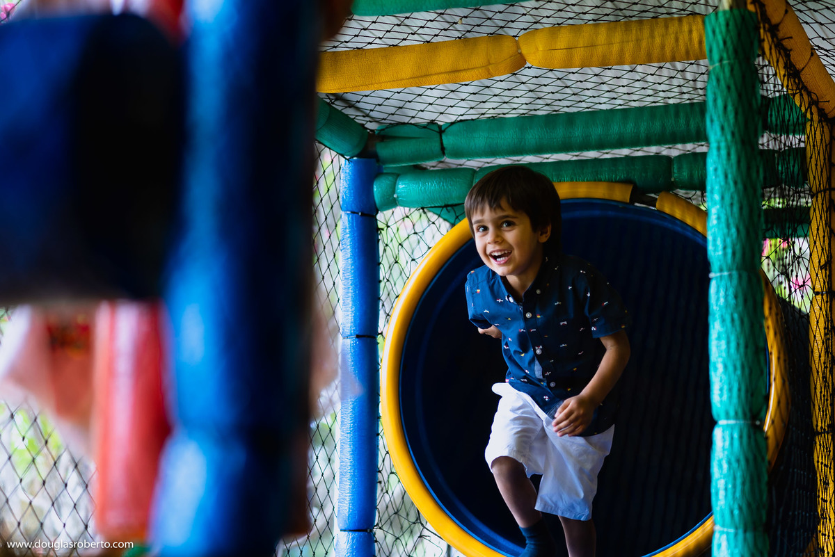 menino brincado no circuito