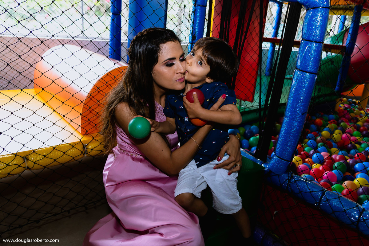 filho dando beijo na mãe