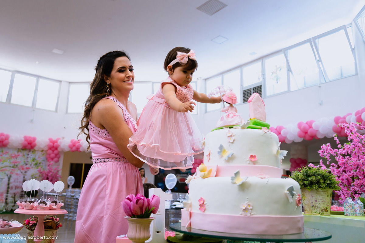 mãe brincando com filha