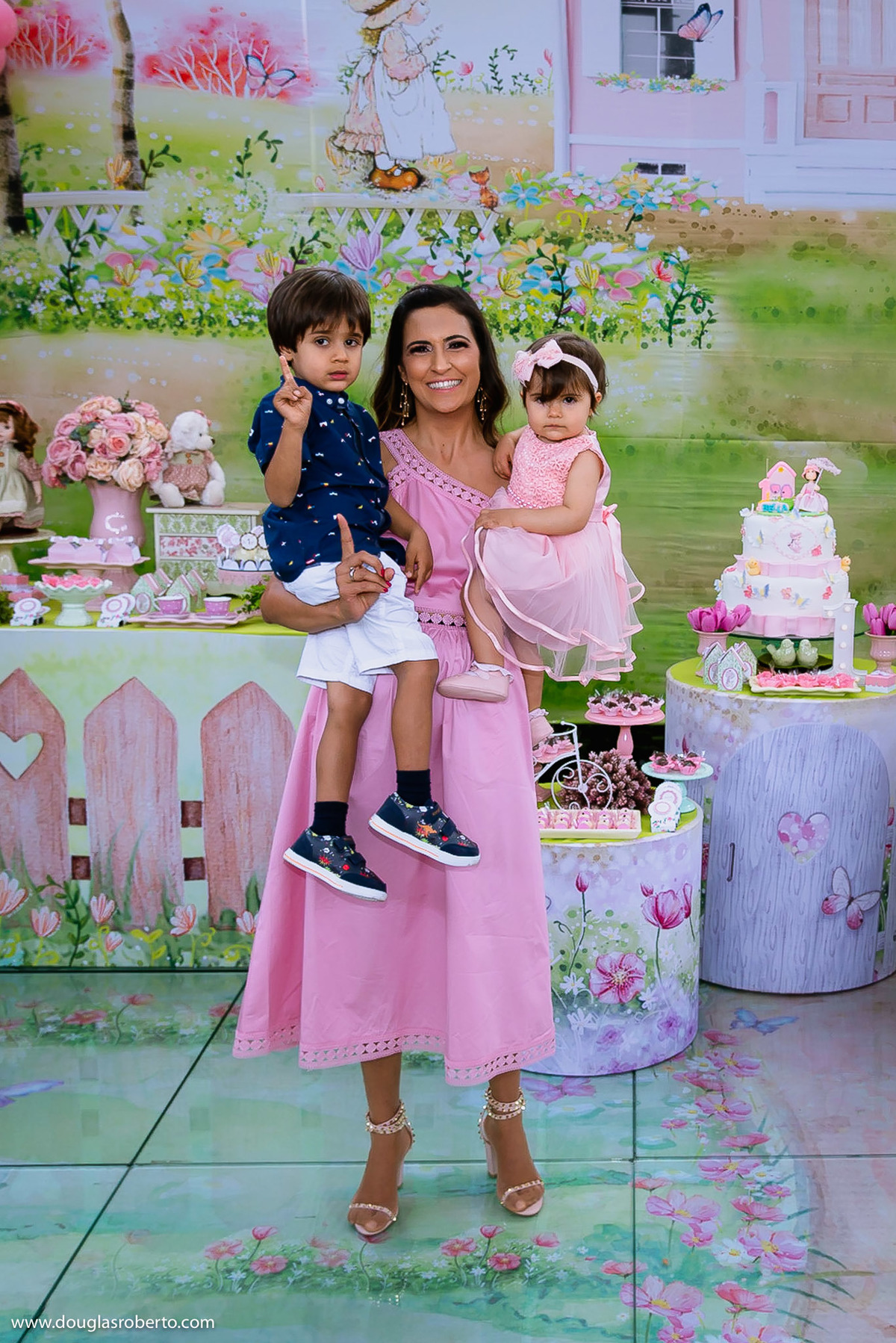 mãe com filho e filha no colo