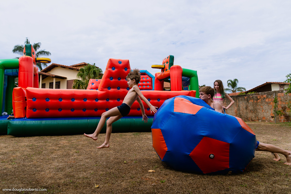pulando na bola gigante