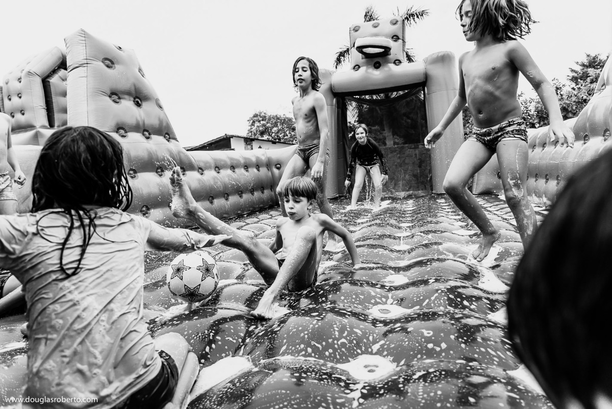 brinando no futebol de sabão