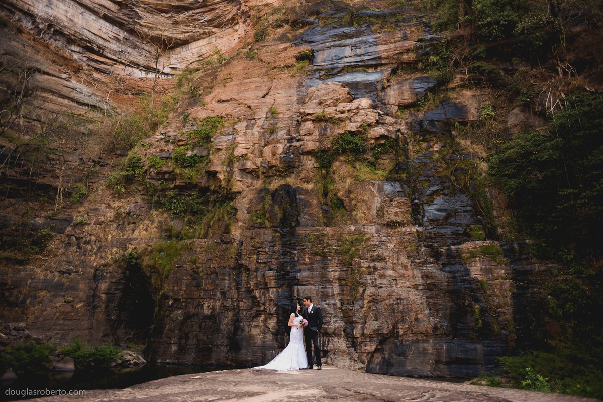Ensaio Trash The Dress na cachoeira