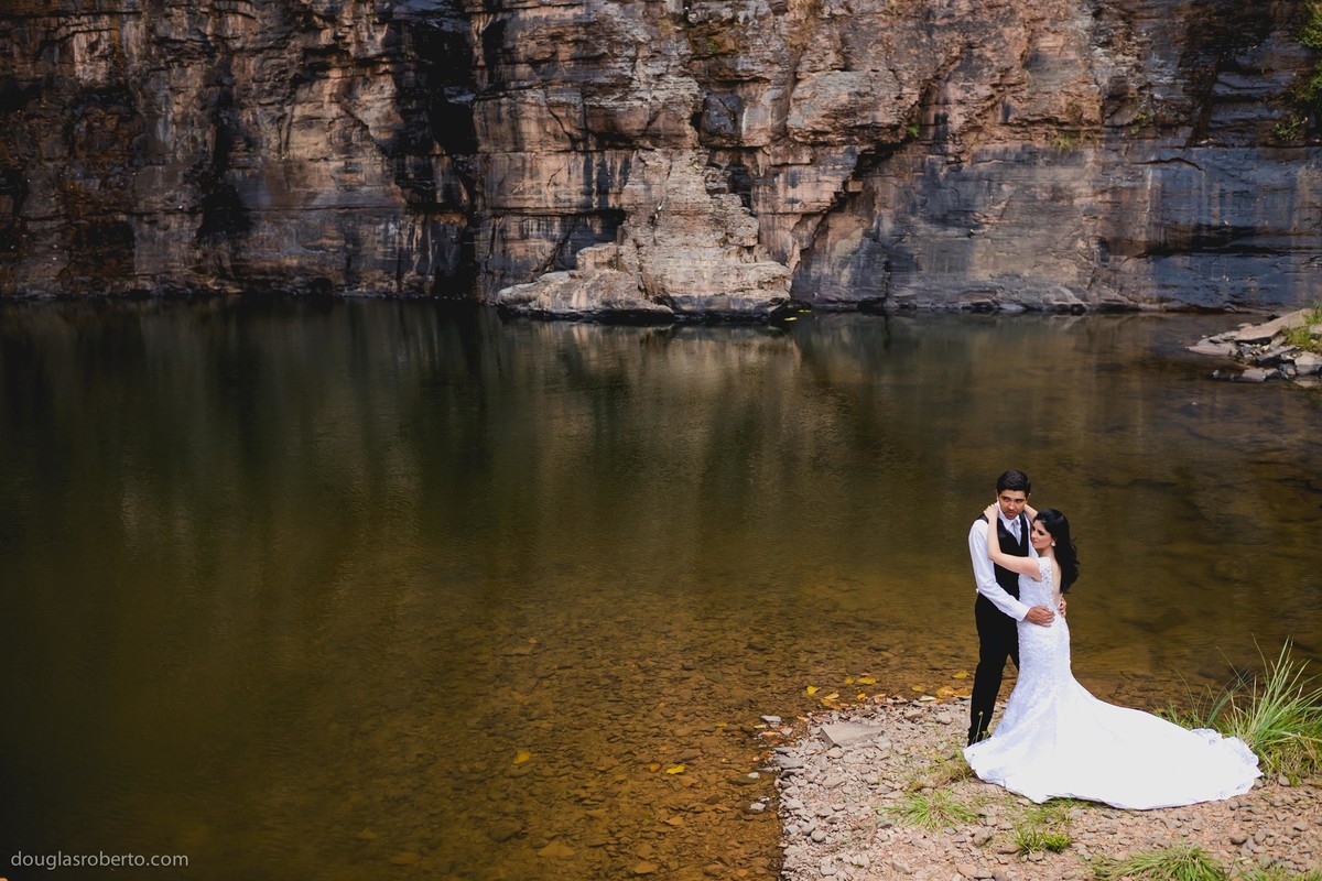 Ensaio Trash The Dress na cachoeira