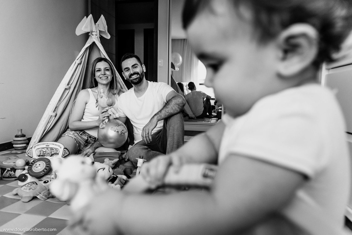 brincando no quarto bagunçado