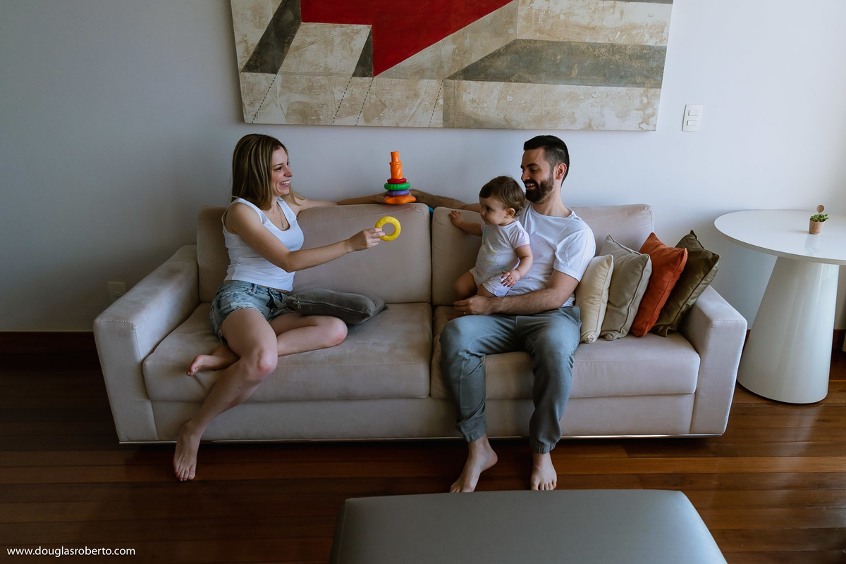 família brincando em casa