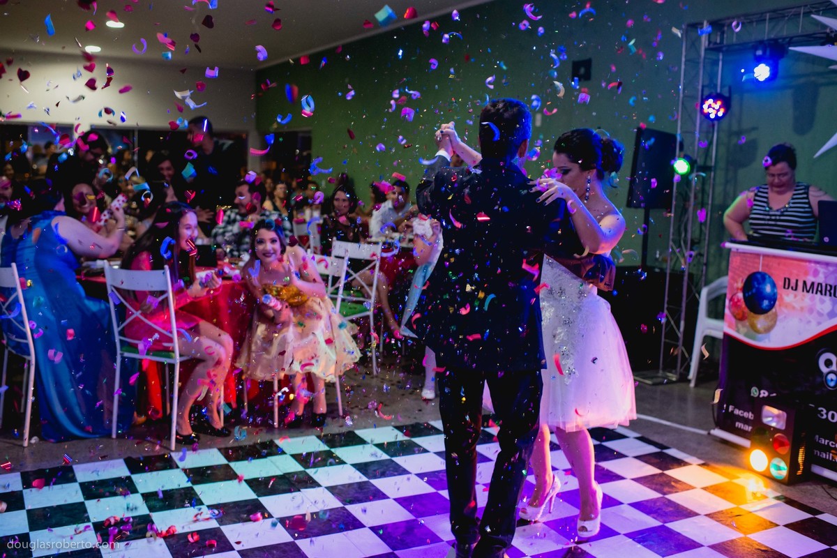 pai e filha dançando na pista de dança