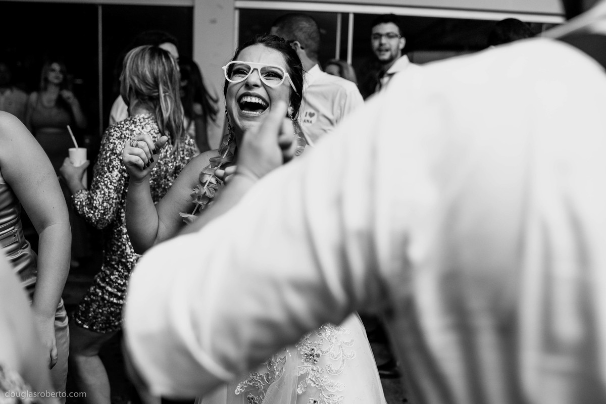 formanda em odontologia feliz na pista de dança