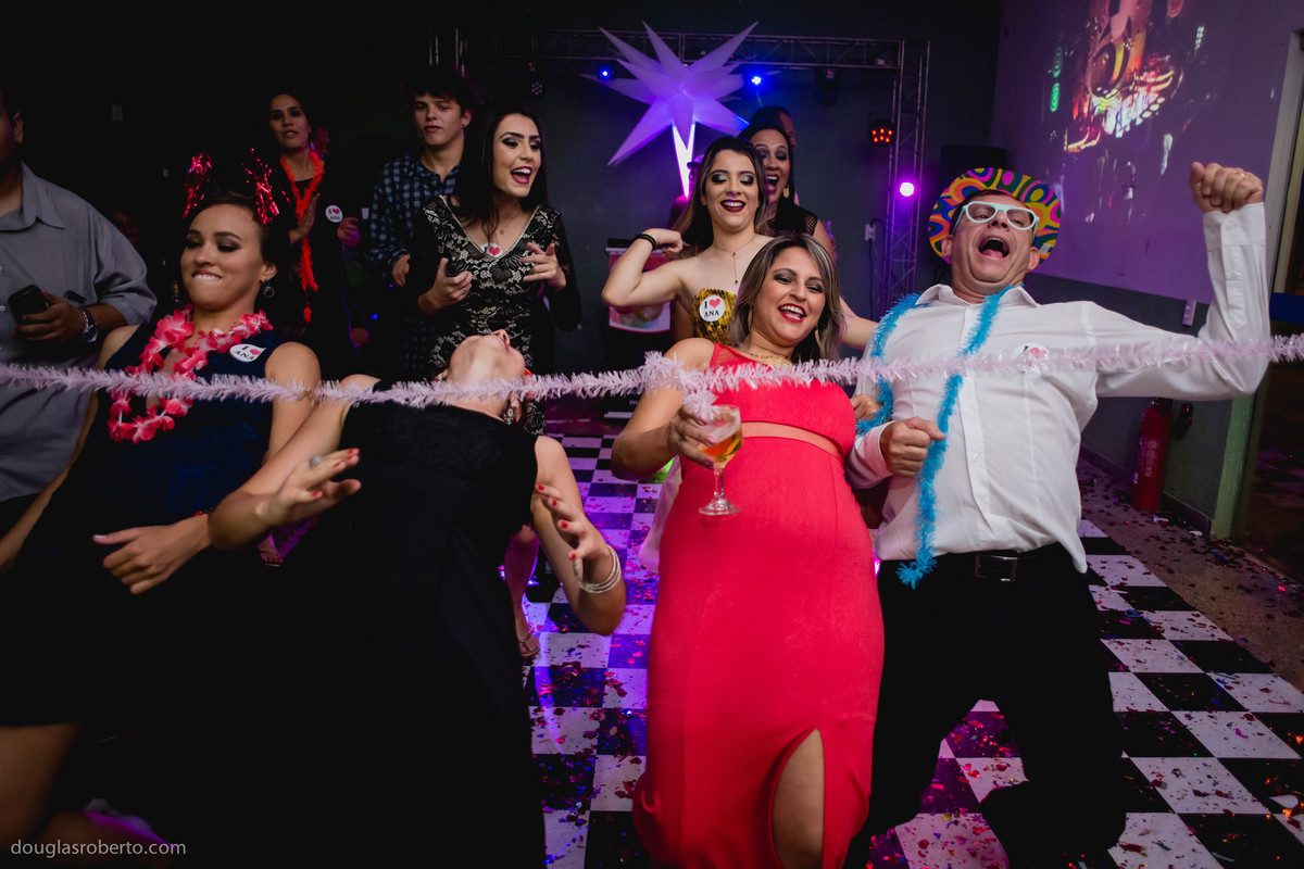 convidados dançando na pista de dança