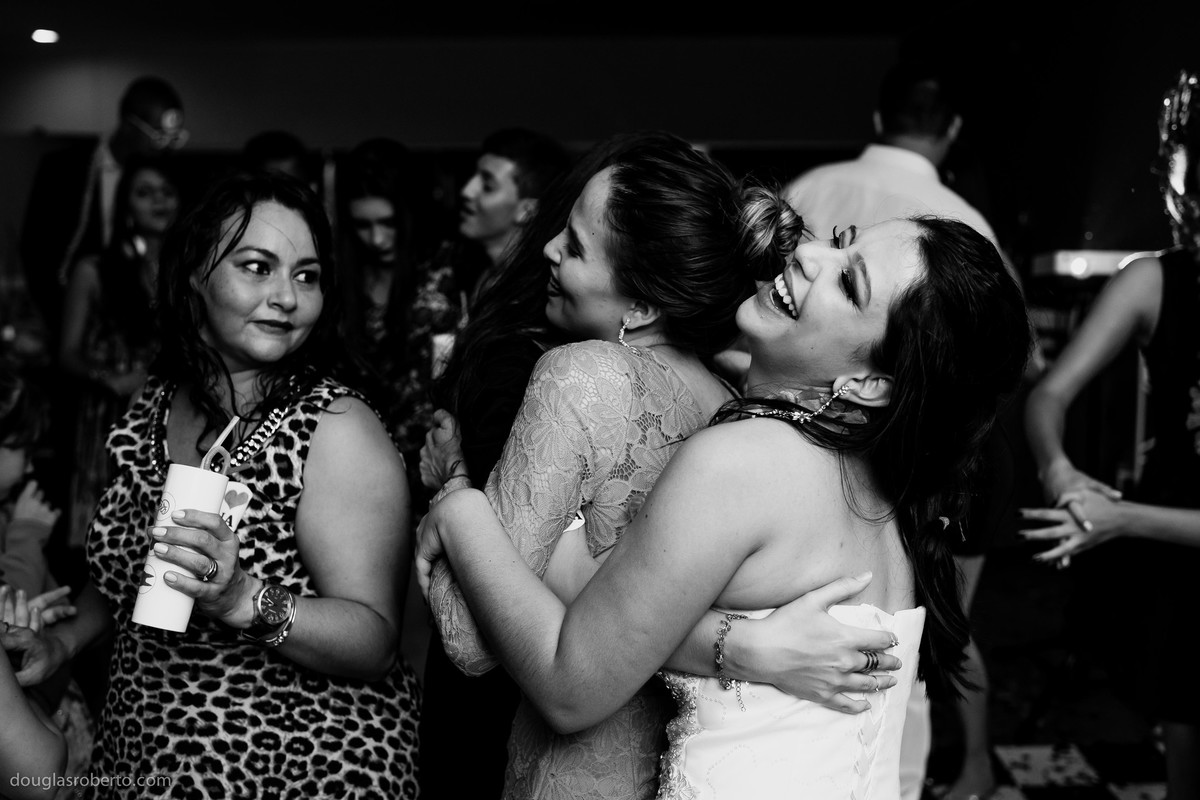 amigas se abraçando