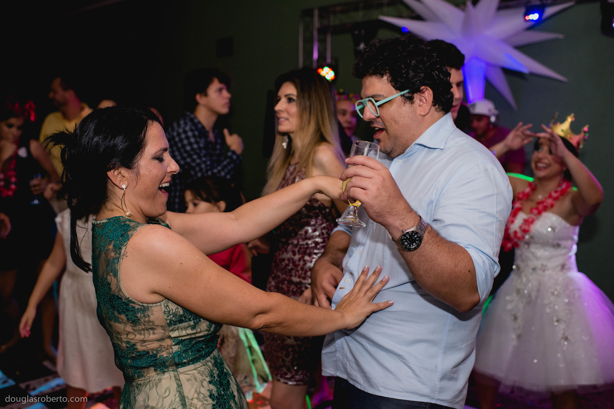 fantasiada rindo