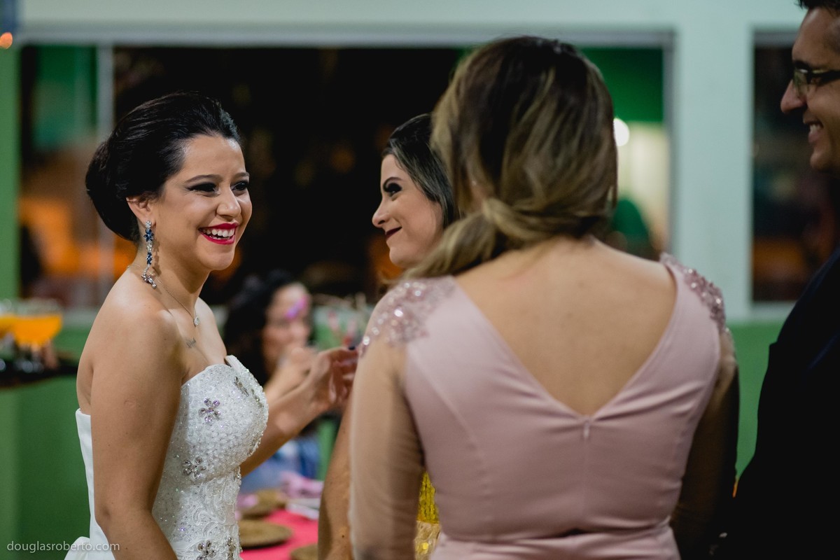 formando cumprimentando os convidados