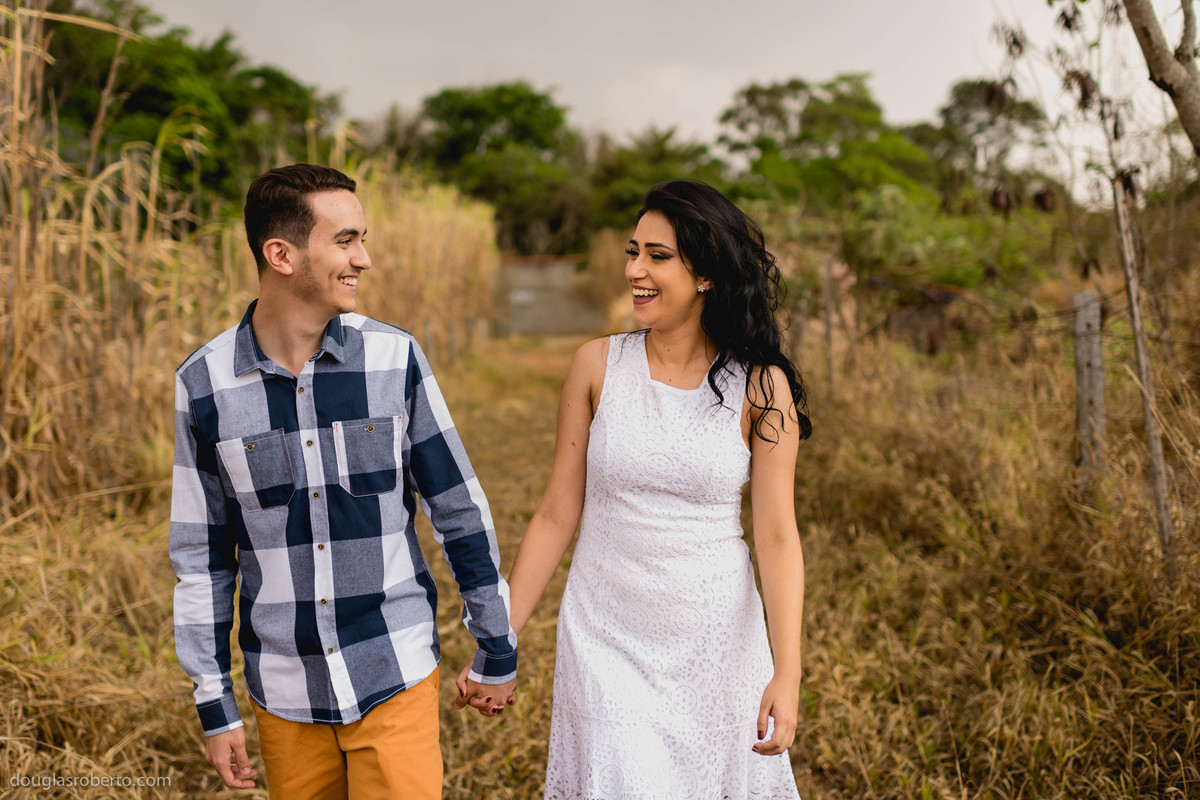 casal andando de mão dadas