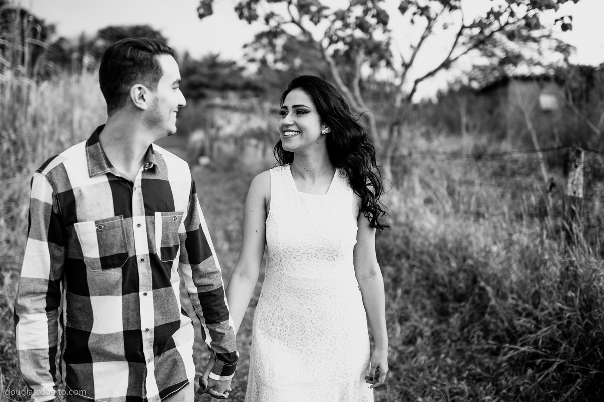 casal andando de mão dadas