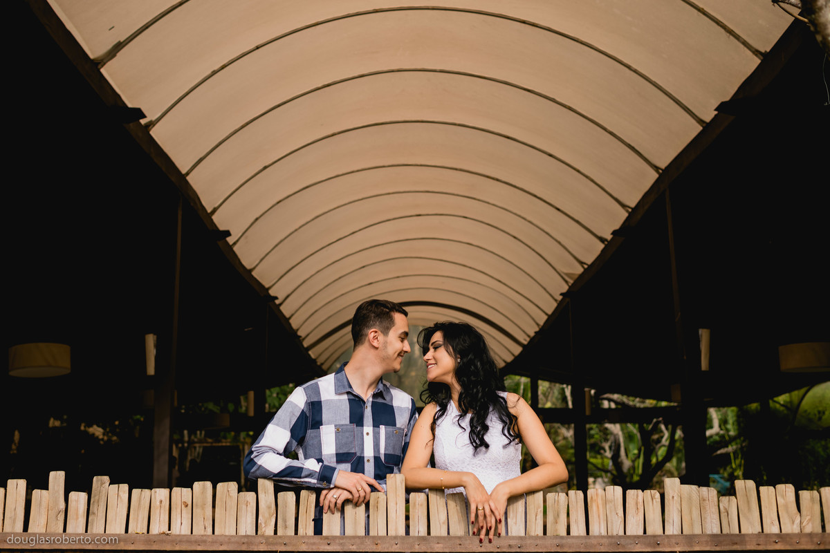 casal de noivos se olhando