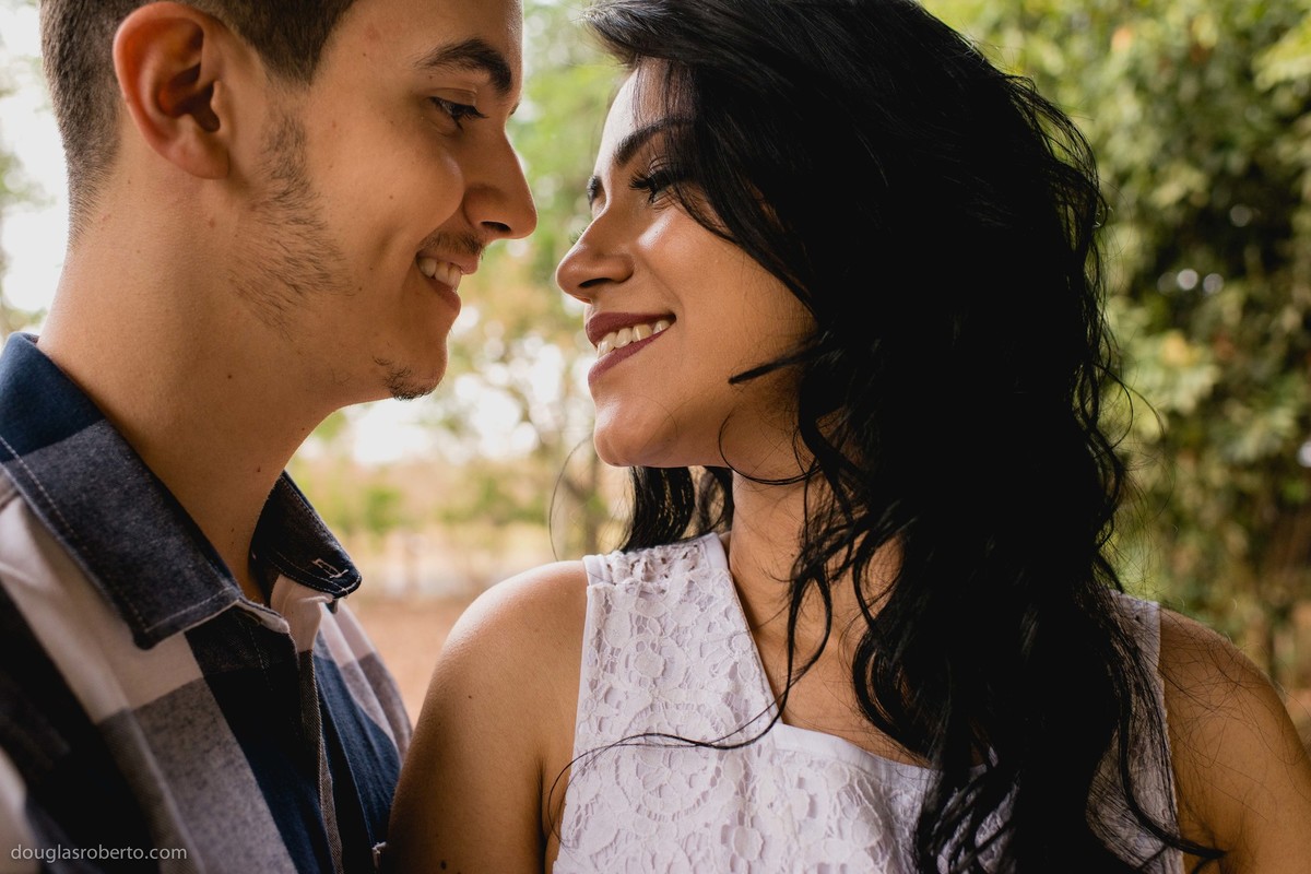 casal de noivos se olhando