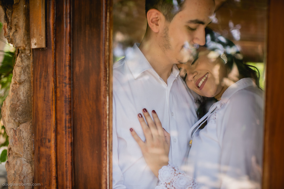 abraço carinhoso de noivos