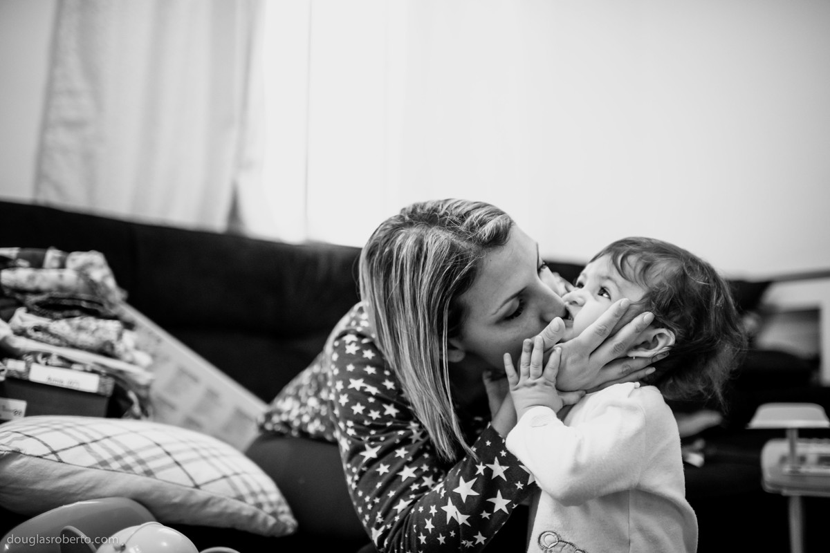 mãe dando um beijo na filha